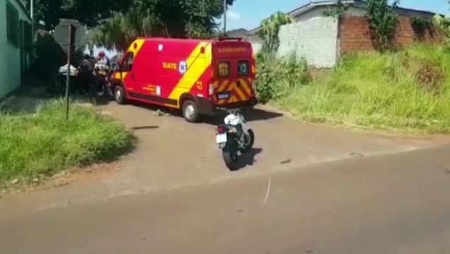 Jovem de 21 anos fica ferido em colisão entre carro e moto na Avenida Piquiri