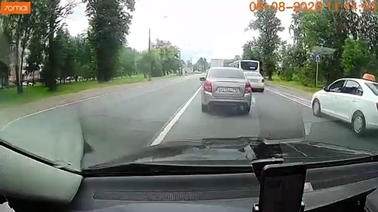 Elle chute en traversant la route et passe à 2 doigts du drame... chanceuse