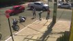 Une femme en scooter se fait percuter par une voiture puis disparait dans une bouche d'égout