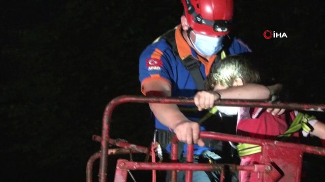 Rize'de taşan dere suları nedeniyle evlerinde mahsur kalan 3'ü çocuk 7 kişilik aileyi AFAD ekipleri kurtardı