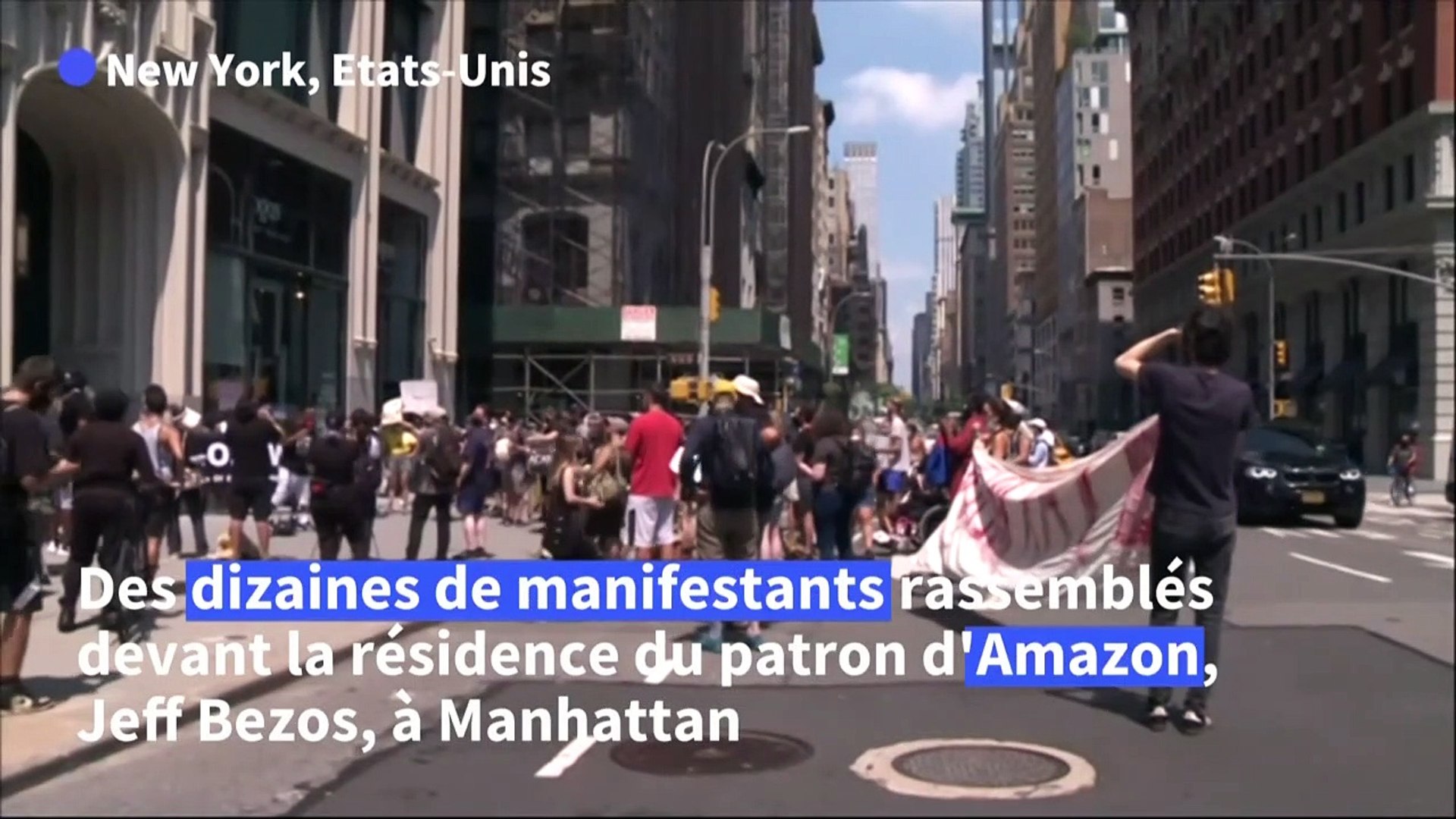 ⁣New York: manifestation devant la résidence du patron d'Amazon Jeff Bezos