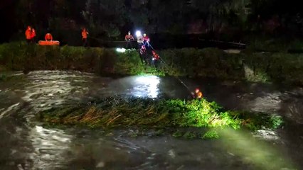 청계천 급류에 휩쓸린 60대 남성, 수초에 고립됐다 구조 / YTN