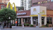 Scandalo a luci rosse da McDonald's. Il colosso fa causa all'ex CEO Easterbrooks