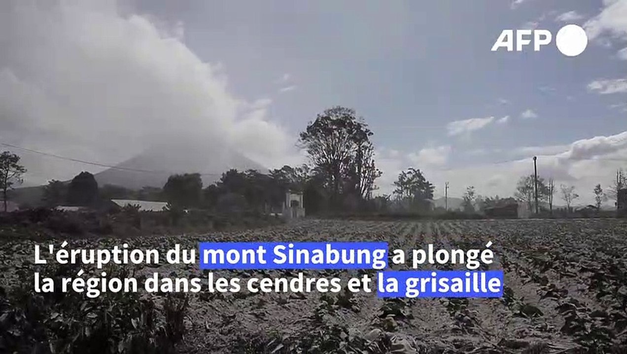 Indonésie: des villages couverts de cendres après une éruption volcanique