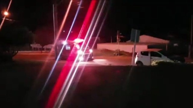 Jovem cai de moto e precisa ser levada à UPA Veneza