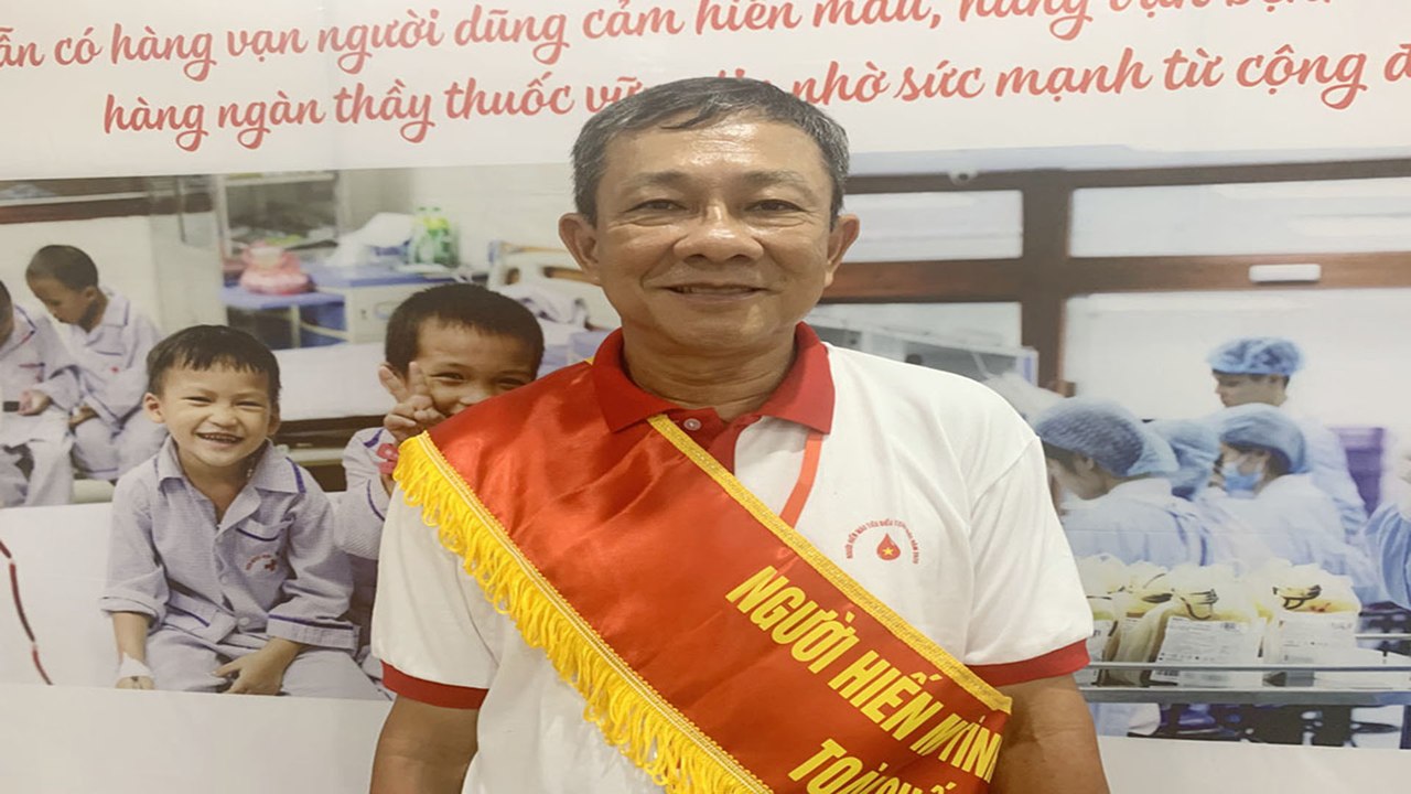 Chuyện cụ ông "lắm máu" cứu người | VTC