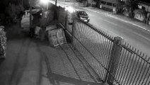 Câmeras flagram momento em que Fusca atinge traseira de carro parado na Rua Jorge Lacerda