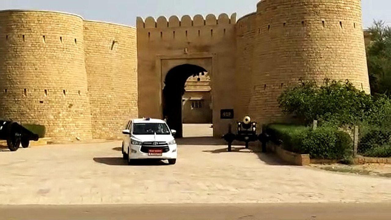 जिस होटल में ठहरे विधायक व मंत्री, उसे बम से उड...