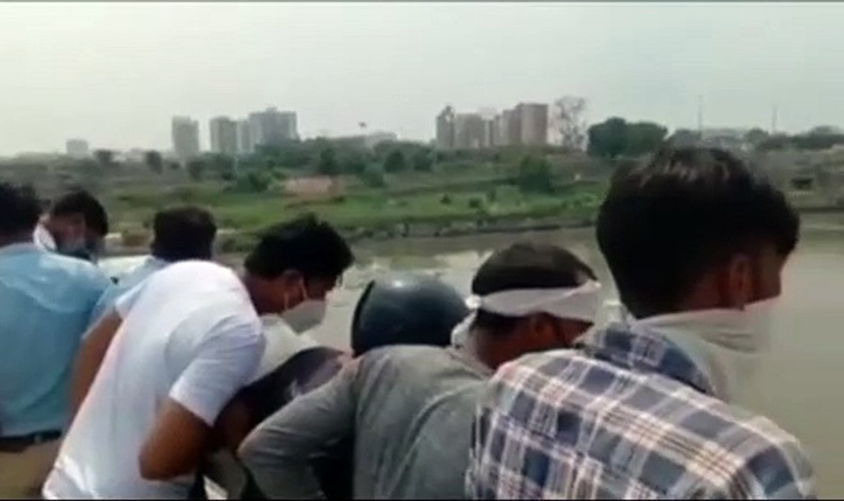 घर में झगड़ा किया और गुस्से में रिवरफ्रंट से गोमती नदी में कूद गया युवक