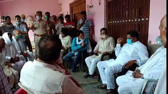 ग्राम टंडवा इस्माइलपुर में शोक संवेदना व्यक्त करने पहुंचे इटावा सांसद