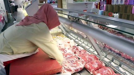 Kadın kasap erkeklere taş çıkartıyor