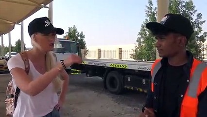 صاحبة الشعر الذهبي تستكشف ساحة سيارات خردة مذهلة في دبي