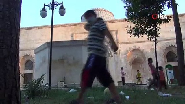 800 yıllık tarihi Ulu Cami’nin bahçesini çöplüğe çevirdiler
