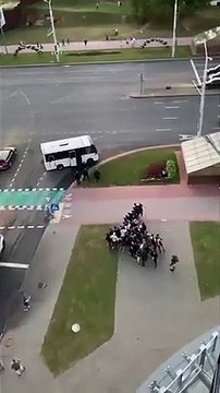 Belarus polisinden protestoculara sert müdahale