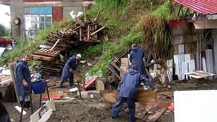 Selin ardından çamur içinde kalan işletmelerde temizlik çalışmaları başladı
