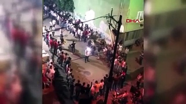 Yüzlerce kişi asker eğlencesinde el ele verip halay çekti, sosyal mesafe unutuldu