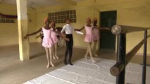 El niño nigeriano que se hizo viral bailando bajo la lluvia estudiará en Nueva York