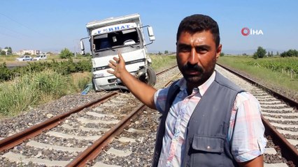 Lastiği patlayan kamyon tren raylarına girdi