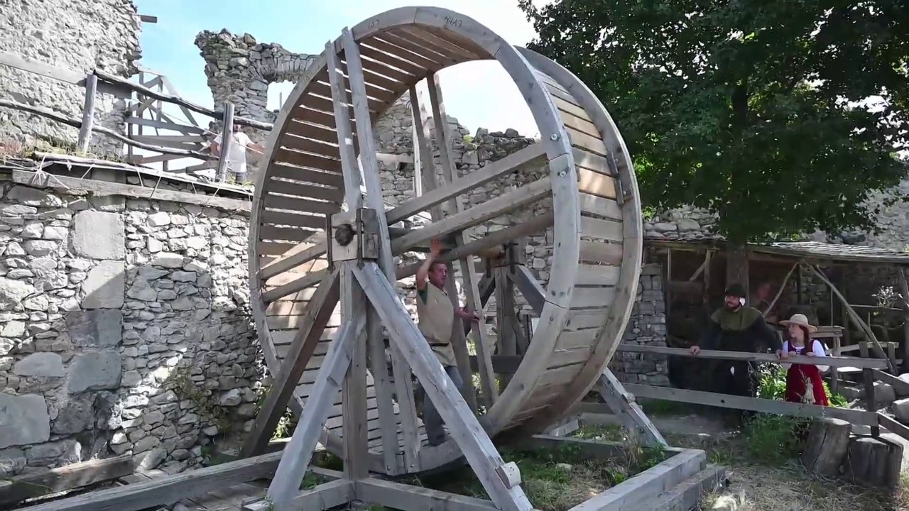 Atrakciou Vinianskeho hradu je replika stredovekého žeriavu