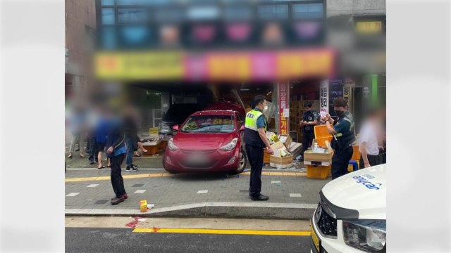 서울 상계역 상가로 자동차 돌진...3명 다쳐 / YTN