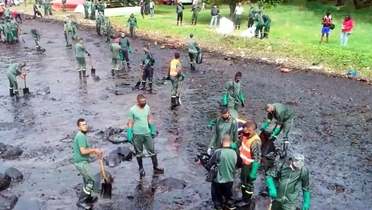 Des milliers de Mauriciens tentent de protéger leur île de la marée noire