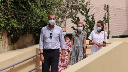 Los Reyes y sus hijas conocen el proyecto socioeducativo de Naüm