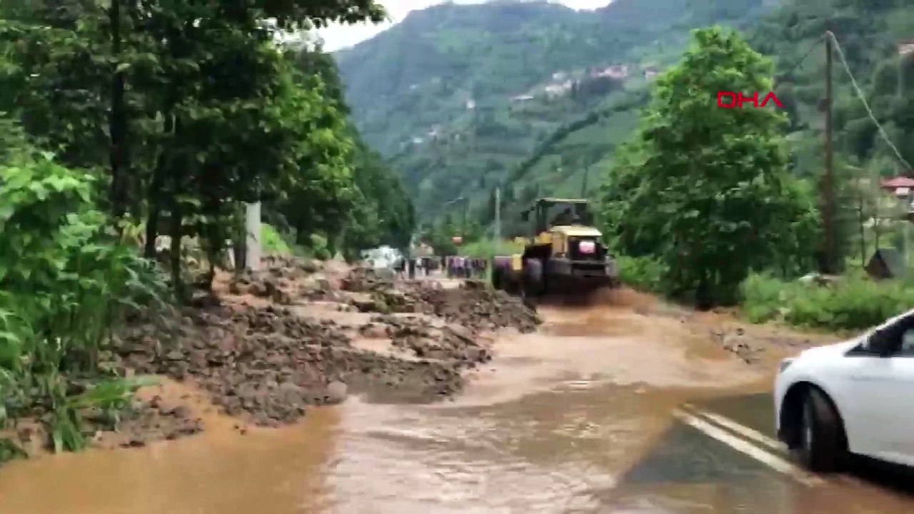 Ayder Yaylası yolunda heyelan; çay bahçesinde mahsur kaldılar