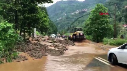 Ayder Yaylası yolunda heyelan; çay bahçesinde mahsur kaldılar