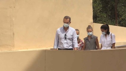 La Familia Real, arropada por los vecinos de Son Roca en su visita al proyecto Naüm