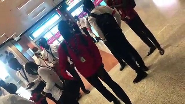 Aidb : Les agents de Teranga Sûreté aéroportuaire en brassard rouge pour…