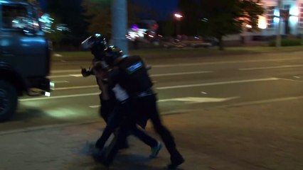 Belarus tem mais protestos e opositora sai do país