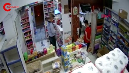 Babasına ait marketleri silah zoruyla soydu, tutuklandı