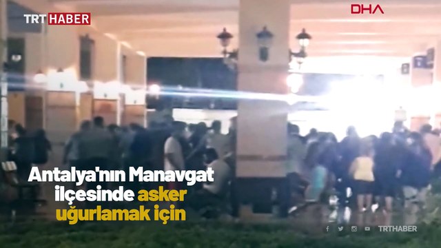 Asker uğurlamada sosyal mesafe unutuldu: Arkadaşlarını havaya atarak otobüse bindirdiler