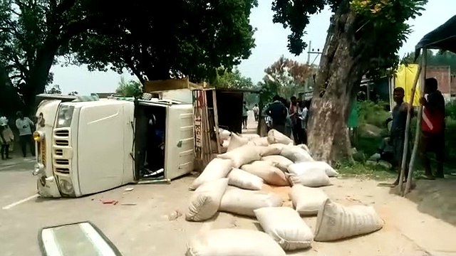 बाइक सवार को बचाने में अनियंत्रित होकर पल्टी पिकअप, एक की मौत, कई लोग घायल