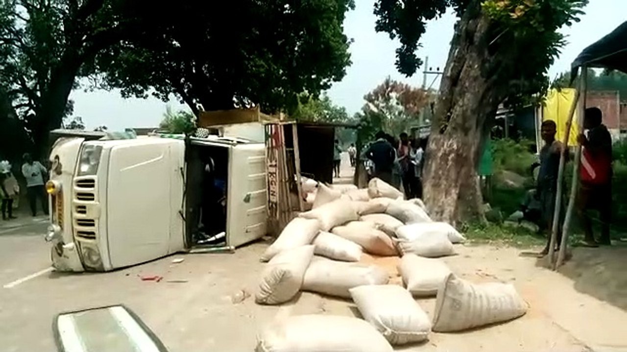 बाइक सवार को बचाने में अनियंत्रित होकर पल्टी पिकअप, एक की मौत, कई लोग घायल