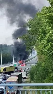 Un camion en feu sur l'E411 à hauteur de Wierde, à la suite d'un accident