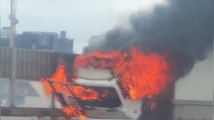 부천 고속도로 갓길 정차한 트럭에 불 / YTN