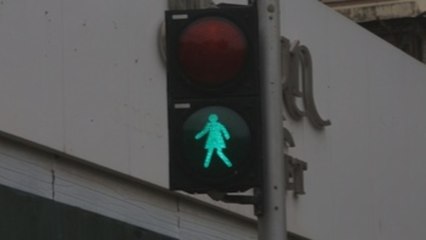 La silueta de una mujer ya se puede ver en semáforos y señales en la India