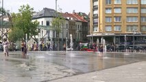 شاهد: سكان العاصمة البلجيكية يلجأون للنوافير للتخفيف من وطأة الحر