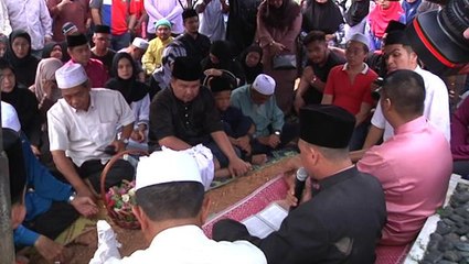 Tải video: Legendary actor Jins Shamsuddin laid to rest