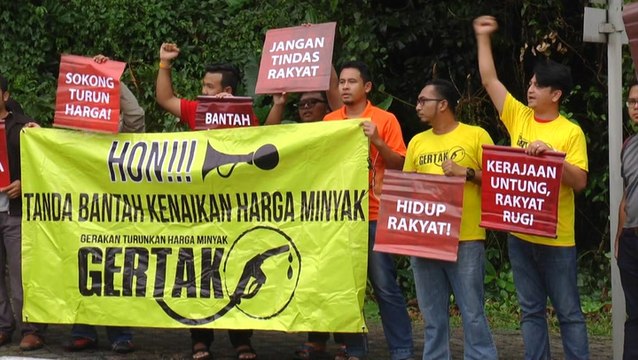 Budget 2018: Group protests fuel prices outside Parliament