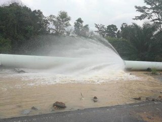 Video herunterladen: Burst water pipe results in partial flood on Pasir Gudang Highway