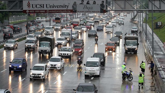 Downpour causes flash floods in Klang Valley