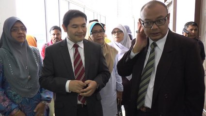 Descargar video: Rafizi and bank clerk ordered to enter defence in confidential banking information case