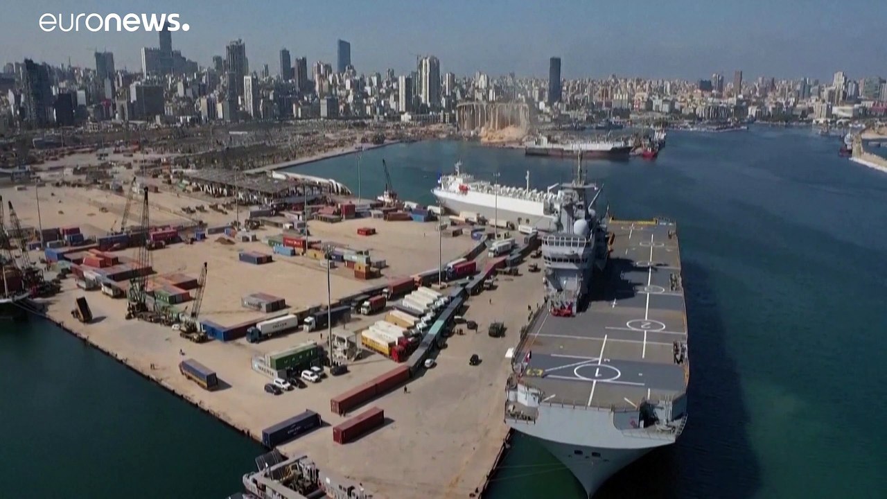 شاهد: حاملة طائرات فرنسية ترسو في مرفأ بيروت محمّلة بالمساعدات والخبراء