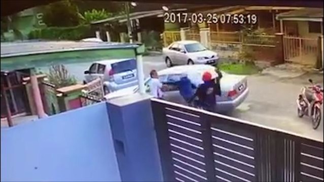 Man robbed in broad daylight