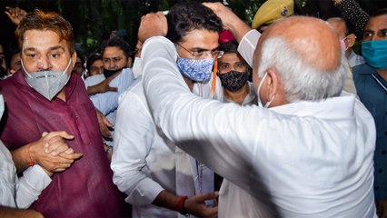 Massive crowd welcomes Sachin Pilot at his Jaipur residence