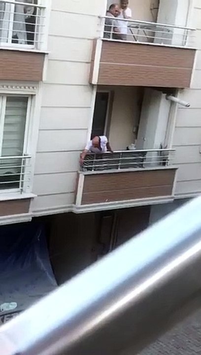 Un homme tombe de son balcon