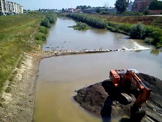 Derventa 11.08.2020.god.  BAGER U AKCIJI ČIŠĆENJA KORITA UKRINE