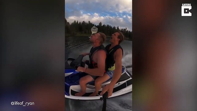 Boire du vin entre amis sur un jet ski... challenge du jour
